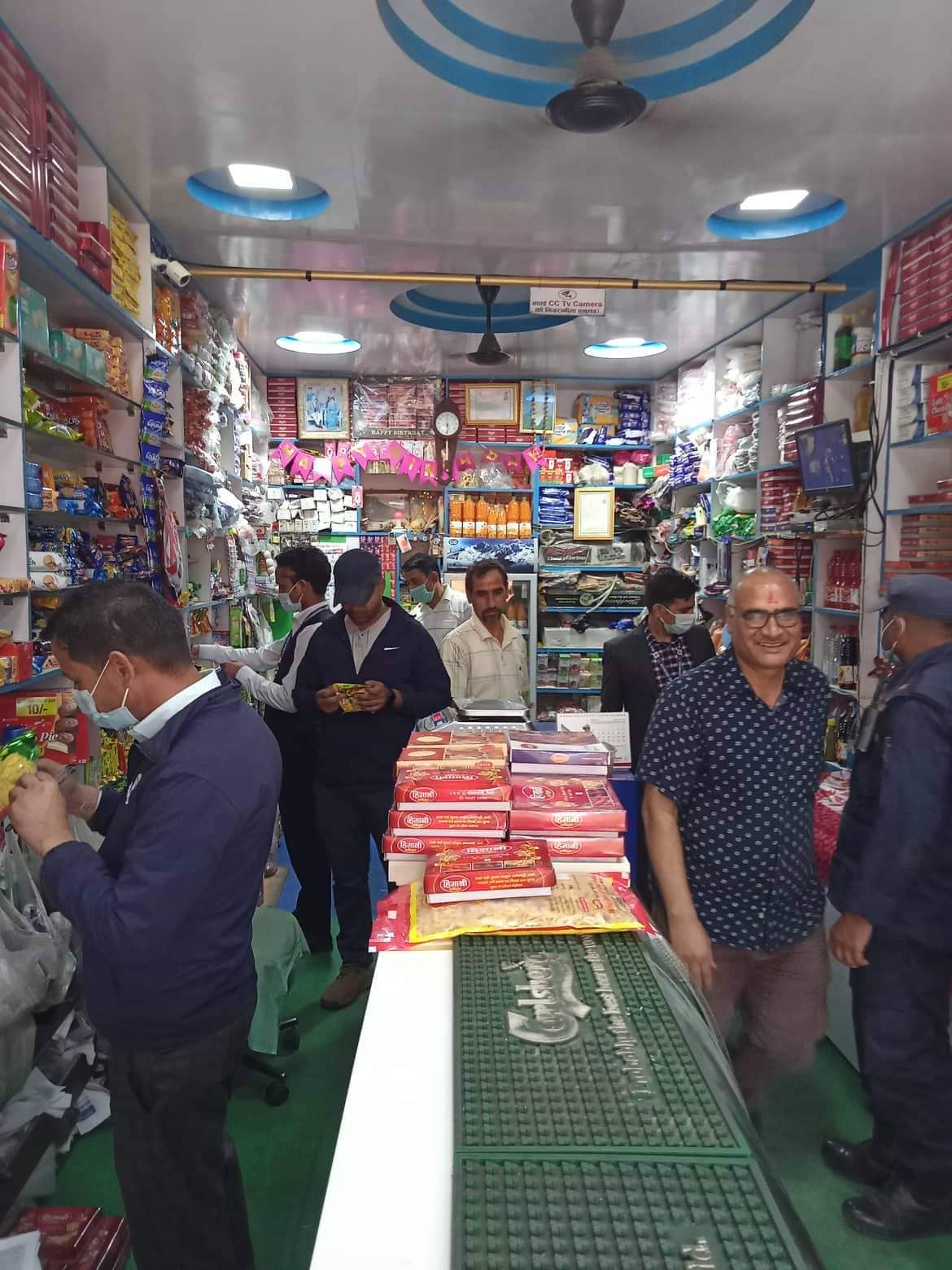 बैतडीमा बजार अनुगमन, म्याद नाघेका सामग्री बरामद गरेर नष्ट 